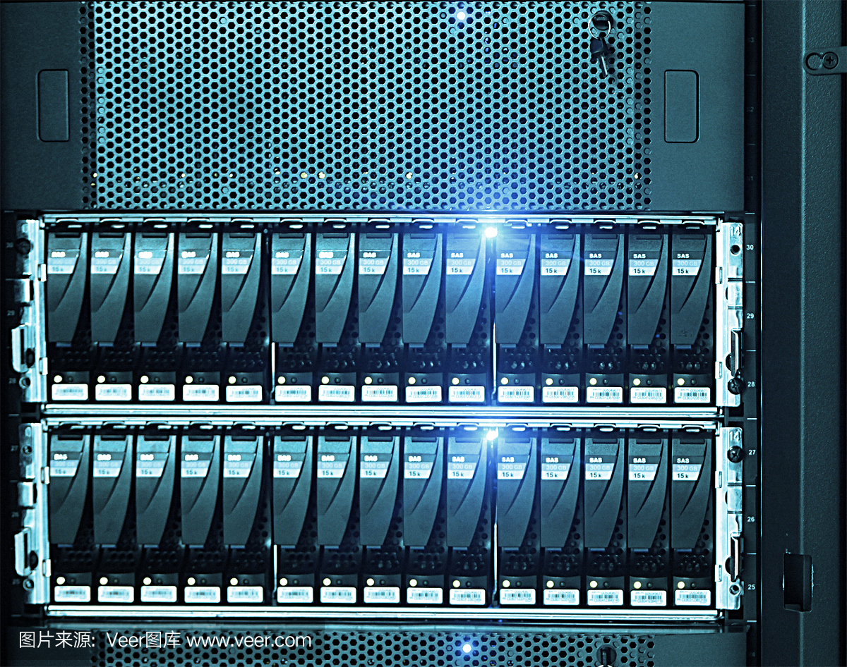 數(shù)據(jù)中心中的網(wǎng)絡(luò)服務(wù)器。