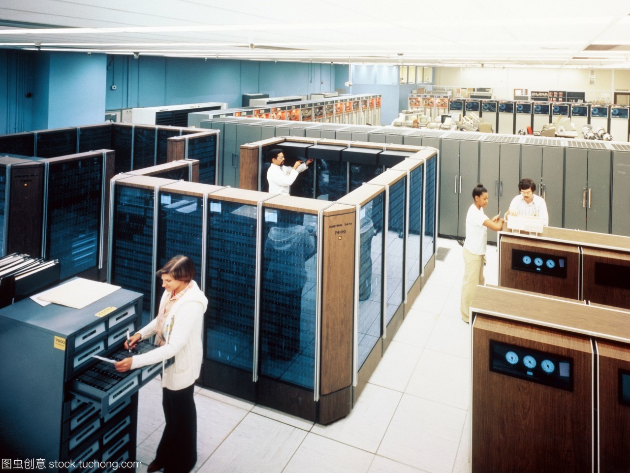 位于勞倫斯利弗莫爾國家實驗室llnl的cdc7600大型機之一。前景中的玻璃葉櫥柜擁有計算機的處理器。背景中的櫥柜是用于記錄或檢索信息,加載或保存程序的數(shù)據(jù)磁帶流。llnl有三部這樣的計算機,但它們的代碼正逐漸被轉移到更強大的cray-1超級計算機上。在llnl的cdc和cray計算機構成了世界上最大的研究計算機中心之一的心臟。